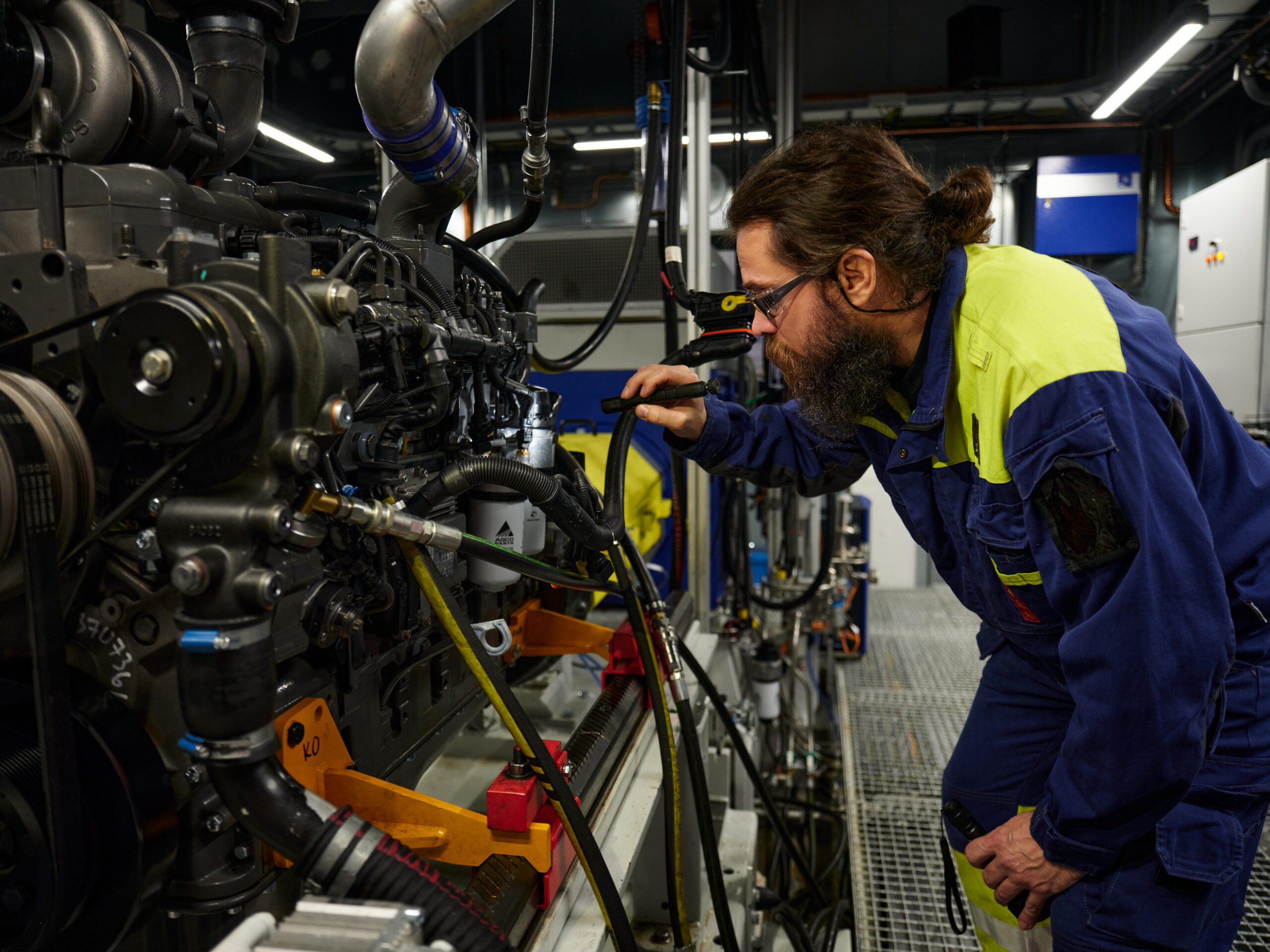 Engine assembler Juha Kuusinen is test-running a refurbished AGCO Power Reman engine.