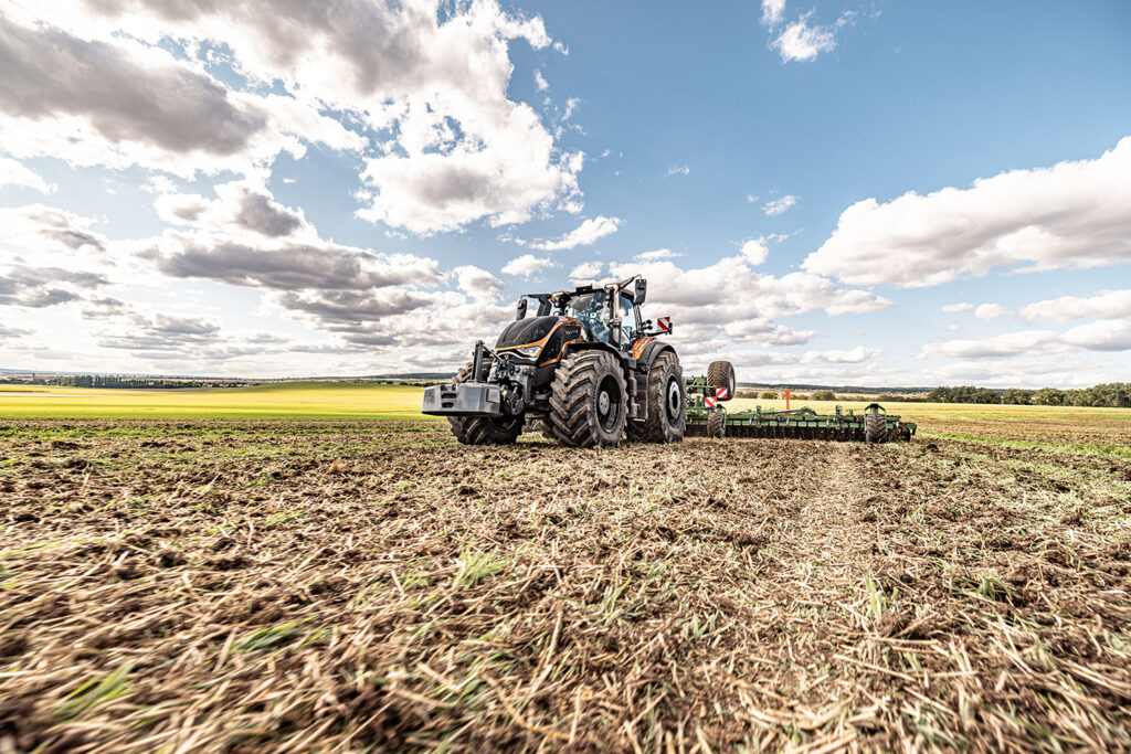 Valtra S-sarjan traktori peltotöissä.